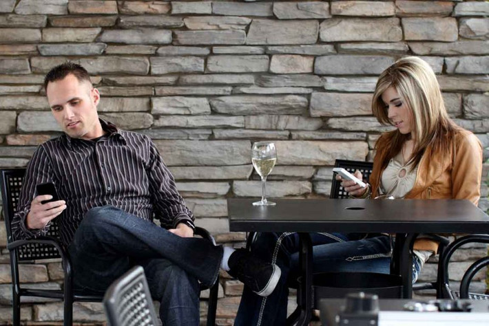Hội chứng nghiện sử dụng điện thoại di động (nomophobia) được dùng để gọi nỗi ám ảnh xuất hiện ở một số người khi không có chiếc điện thoại di động bên mình.