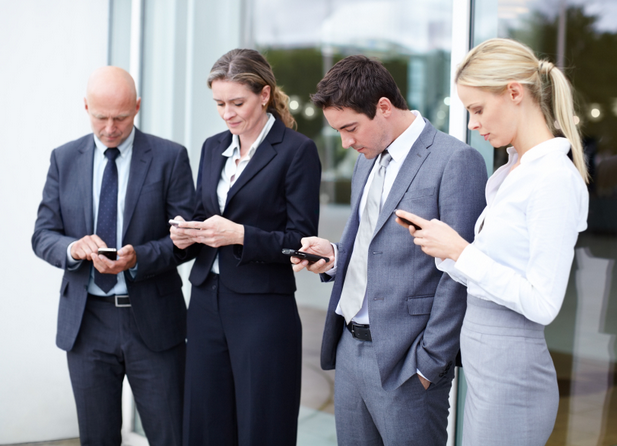 Thực tế, hội chứng nghiện smartphone không chỉ gây ảnh hưởng tới tâm lý, mối quan hệ, gia đình, xã hội mà còn có tác động xấu tới sức khỏe con người.
