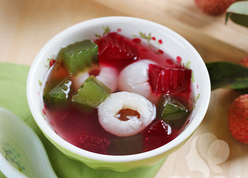Khi thưởng thức, đem trộn đều phần trái vải đun cách thủy ở trên với phần thạch dừa đông đã cắt miếng vào trong cốc, thêm đá bào nhỏ, cùi vải tươi và nước dừa tươi vào. Chè vải thạch dừa mát lạnh, xoa tan cái oi bức ngày hè. Ảnh: khampha
