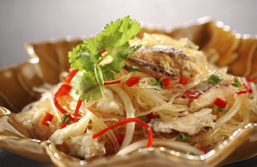 Ngoài ra, món ăn còn trộn với xì dầu, gia giảm thêm hành phi, lạc rang giã giập, rau chần theo mùa như cần, rau rút.... Ăn kèm bát miến trộn thường là bát nước dùng chua dịu nên rất thích hợp trong mùa hè. Ảnh: nhahangthientan