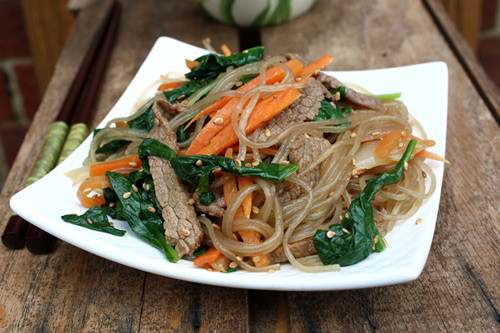 Miến không chỉ được chần chín mà còn được cho vào phần nước xào bò cùng gia vị để ướp. Sau cùng cho tất cả nguyên liệu đã được chế biến như rau củ và thịt bò xào, trộn đều tất cả và nêm nếm với ít nước tương hoặc muối, tiêu cho vừa ăn. Ảnh: tttd