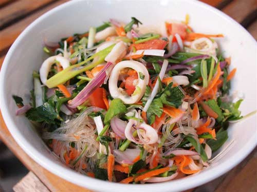 Miến trộn hải sản có vị thanh, mát dễ ăn, phù hợp với thời tiết nắng nòng của mùa hè. Rất nhiều loại hải sản có thể cùng kết hợp trong món miến trộn này, nhưng phổ biến nhất là tôm và mực. Ảnh: ngonngon