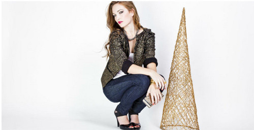 Quần skinny Jeans. Đây là món đồ thời trang mà hầu như cô gái nào cũng có một cái. Loại quần này gây chèn ép các dây thần kinh vùng bẹn và chân, làm cho lượng máu dồn xuống chân bị hạn chế. Điều này có thể dẫn đến tổn thương cơ bắp, sưng và tê chân. Mới đây, một người phụ nữ 35 tuổi người Úc đã phải nằm viện 4 ngày vì mặc chiếc quần jeans quá chặt.