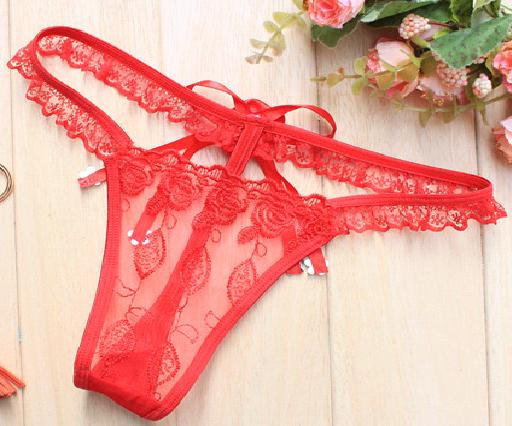 Quần lót thong, dây. Với thiết kế khá mỏng và mảnh không che phủ hết vòng 3 được các cô nàng cho là vô vùng quyến rũ lại là mối nguy hiểm không ngờ với sức khỏe. Nếu để cho một dây vải trượt dài từ trực tràng xuống âm đạo, bạn có thể tạo điều kiện cho hàng tá vi khuẩn gây ra tình trạng nhiễm trùng âm đạo.
