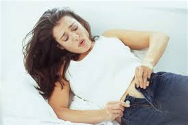 Hơn nữa, khi bạn mặc quần áo quá chật, vải sẽ cọ xát lên da và phá vỡ lớp màng bảo vệ giúp da khỏi nhiễm trùng, một bác sỹ da liễu giải thích. Quần sát da cũng khiến bạn đổ mồ hôi nhiều, tạo ra môi trường thuận lợi cho nấm, vi khuẩn gây viêm nang lông và các bệnh về da khác.