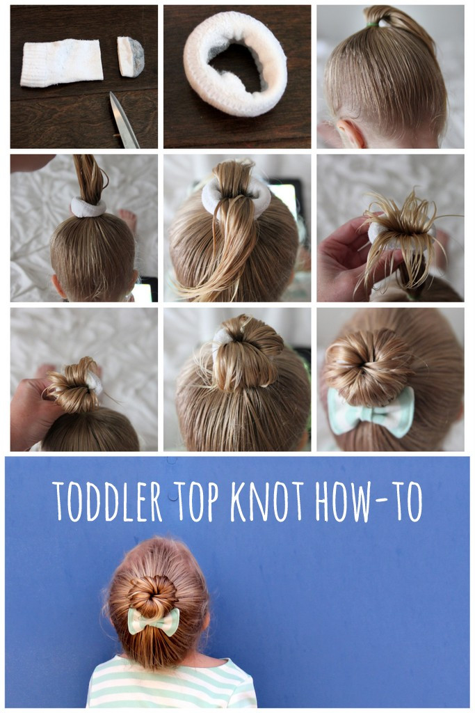 Kiểu tóc Top Knot. Thích hợp với những bé có mái tóc dài và suôn mượt. Rất đơn giản, mẹ tách cụm tóc làm hai và cuộn lỏng quanh một dây buộc tóc dây mảnh to. Sau đó, buộc thêm nơ để mái tóc của bé trông đáng yêu hơn.