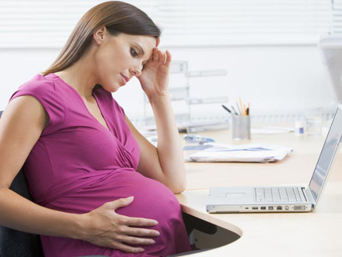Gây nghén nhiều hơn. Mẹ bầu ăn nhiều mỳ chính còn rất dễ gây tác dụng phụ như buồn nôn, mệt mỏi, mất nước và đổ mồ hôi quá nhiều. Dù chỉ là những tác dụng phụ nhỏ nhưng có thể gây hại cho mẹ và bé.