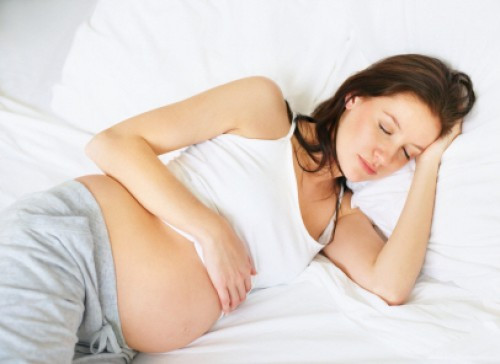 Ngoài ra những nghiên cứu gần đây đã chứng minh được hàm lượng MSG có trong mỳ chính tác dụng với chất kẽm trong máu, rồi thải ra ngoài qua đường nước tiểu. Ăn nhiều mì chính làm tiêu hao lượng lớn kẽm trong cơ thể, khiến bà bầu bị thiếu kẽm. Mà kẽm lại là chất cần thiết cho quá trình phát triển của thai nhi.