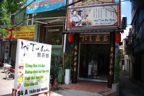 Bách thảo lệ nhân Ngự Trà Quán. Nằm trên đường Trần Đại Nghĩa, Ngự trà quán mang phong cách Trung Hoa từ nét cổ xưa của đất nước cho đến con người. Sự ấm cúng, hài hòa giữa thiên nhiên và con người được ưu tiên đặt lên hàng đầu. Những bàn tre nhỏ, gọn gàng cùng những chiếc nệm êm ấm tạo cho bạn một cảm giác vô cùng thoải mái, thoáng đãng và không bị gò bó. Ảnh: amthuc365