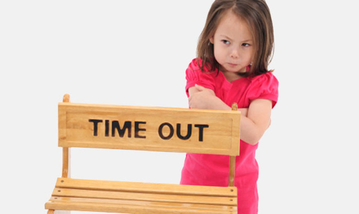 Cha mẹ có thể áp dụng cho trẻ phương pháp “Time-out” nếu trẻ không nghe lời và bắt đầu có biểu hiện mất kiểm soát. Ảnh minh họa: Internet.