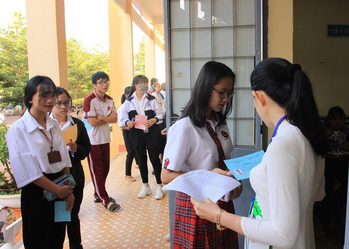 Kiểm điểm trách nhiệm của Sở GD-ĐT TPHCM: UBND TPHCM đã có văn bản khẩn gửi Sở GD-ĐT TPHCM về yêu cầu kiểm điểm, làm rõ trách nhiệm của tổ chức, cá nhân (nếu có) liên quan đến những hạn chế, thiếu sót trong tổ chức kỳ thi chọn học sinh giỏi cấp quốc gia năm học 2021-2022 tại Hội đồng coi thi TP HCM. (Nguồn: SGGPO)