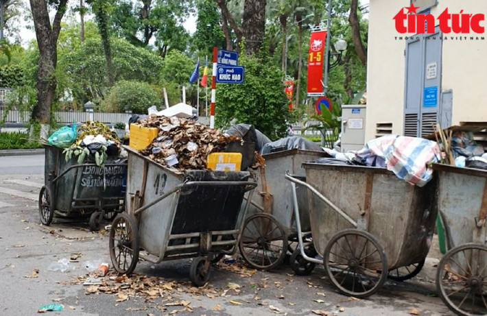 Gương mặt Thủ đô nhếch nhác tới bao giờ: Công tác phân loại rác thải tại nguồn hạn chế, cộng với việc không ít người dân còn xả rác bừa bãi, khiến rác thải đô thị thu gom chất trên xe thùng của công nhân môi trường không xuể, xuất hiện khắp các tuyến phố nội đô, bốc mùi xú uế, vừa gây ùn tắc giao thông, vừa mất cảnh quan đô thị. (Nguồn: Tin Tức)