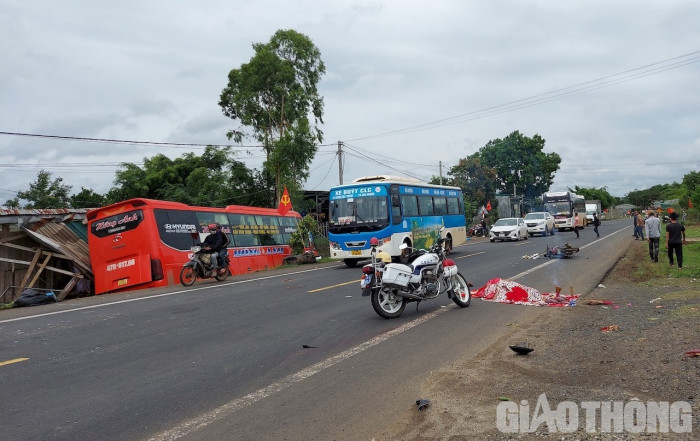 Xe khách vượt ẩu gây tai nạn liên hoàn, 2 người tử vong: Sáng 3/5, tại Km1810 đường Hồ Chí Minh (tỉnh Đắk Nông) xe ô tô khách do tài xế Lê Văn Trung (SN 1988) điều khiển đã lấn làn, vượt ẩu va chạm với xe mô tô do anh Đặng Văn V. (SN 1971) điều khiển đang rẽ qua bên trái đường theo hướng ngược lại. Sau khi va chạm, ô tô tiếp tục va chạm với xe mô tô do anh Đỗ Văn N. điều khiển, chở theo chị Đỗ Thị V. Vụ tai nạn khiến 2 người tử vong và 1 người bị thương nặng, rất may hành khách trên xe không ai bị thương. (Ảnh: Báo Giao Thông).