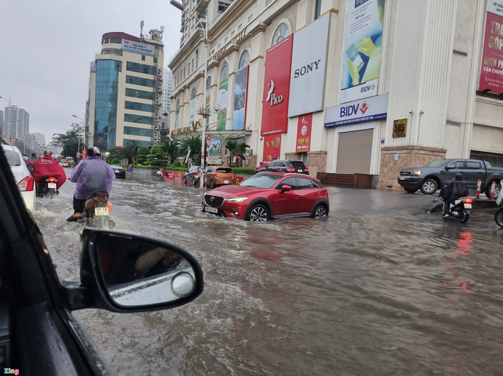 Phố Minh Khai (quận Hai Bà Trưng) đoạn dưới chân cầu Vĩnh Tuy ngập cục bộ khoảng 60 m, sâu 0,2 m. (Ảnh: Zingnews)