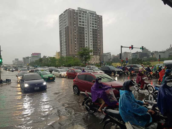 Khu vực Ngọc Lâm (Long Biên) có đoạn ngập kéo dài 100 m với độ sâu 0,15 m.