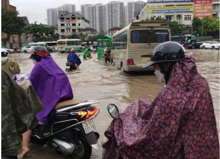 Mưa lớn khiến nhiều điểm trong thành phố ngập sâu.