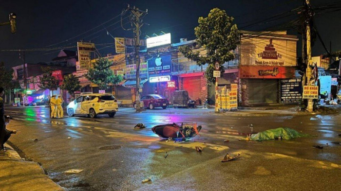 Tông xe máy vào ô tô 7 chỗ, người đàn ông tử vong tại chỗ ở Bình Dương: Rạng sáng 1/5, anh Phạm Ngọc Giang (28 tuổi) chạy xe máy trên đường Lê Hồng Phong hướng từ Dĩ An đi Thuận An thì tông trực diện vào hông bên trái của xe ô tô 7 chỗ do tài xế Trương Trọng Hải (37 tuổi) điều khiển đang băng qua ngã tư. Cú tông mạnh làm anh Giang ngã văng xuống đường, nạn nhân tử vong tại chỗ; chiếc xe máy bể nát, cửa xe ô tô cũng móp méo. (Báo Giao Thông)