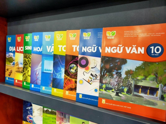 Đưa sách giáo khoa vào danh mục hàng hóa do Nhà nước định giá: Bộ Giáo dục và Đào tạo đã có văn bản kiến nghị Bộ Tài chính và Chính phủ xem xét, quyết định đưa sách giáo khoa vào danh mục hàng hóa do Nhà nước định giá tối đa để trình Quốc hội quyết định. (Nguồn: SKĐS)