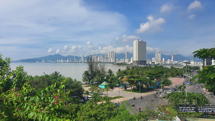 Giá đất ở Khánh Hòa tăng 3,6 lần: Phó Chủ tịch UBND tỉnh Khánh Hòa, vừa ký quyết định quy định hệ số điều chỉnh giá đất năm 2022 trên địa bàn tỉnh tính từ ngày 30/5. Hệ số có mức tăng cao nhất là 3,6 lần đối với đoạn đường Trần Phú từ nam cầu Trần Phú đến đường Hoàng Diệu. (PLO)