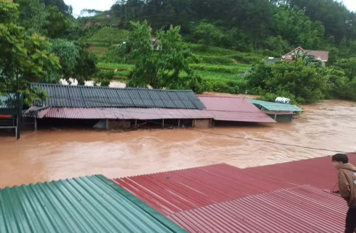 Nước dâng cao gần bằng mái nhà ở xã Hữu Lân, huyện Chi Lăng (Ảnh: Nguyễn Văn Thắng)