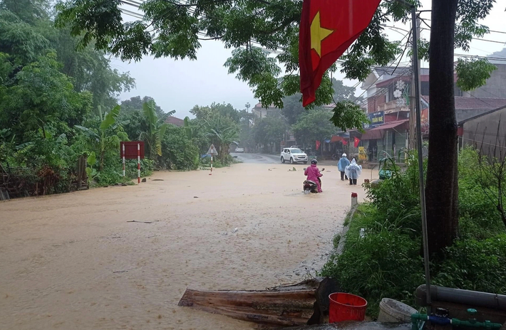 Nhiều khu vực tại huyện Văn Quan ngập sâu, xe cộ đi lại khó khăn. (Nguồn: FB)