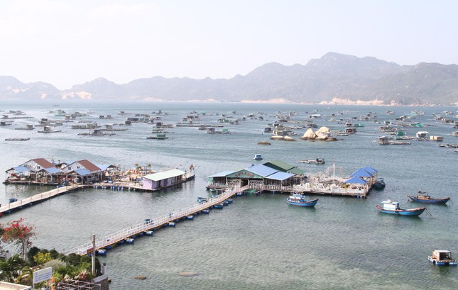 Làng đảo Bình Ba nằm dưới chân ba ngọn núi Ma Du, Hòn Cò và Mũi Nam chụm lại. Đây là những dãy núi che chắn phong ba, bão táp cho vịnh Cam Ranh. Người dân Bình Ba sống bao đời nay hiền hòa và sung túc bởi trời phú cho nguồn thiên nhiên tôm cá dào dạt vô tận.