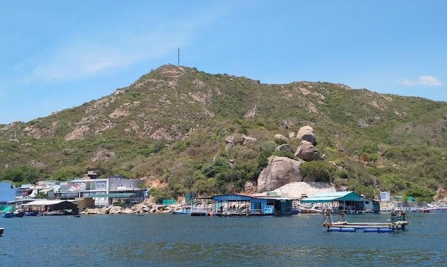 Người dân trên đảo Bình Ba chủ yếu làm nghề đánh bắt và nuôi trồng thủy, đặc biệt là tôm hùm. Địa danh Bình Ba đã trở nên quen thuộc khi nhắc đến những đặc sản ẩm thực nổi tiếng đã gắn liền với vùng đất du lịch Khánh Hòa nhiều năm, từng được ca dao nhắc đến: “Yến sào Hòn Nội/ Vịt lộn Ninh Hòa/ Tôm hùm Bình Ba/ Nai khô Diên Khánh…”.