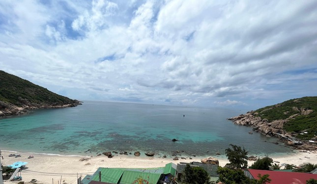 Đảo Bình Ba nằm cách trung tâm TP. Cam Ranh 7 hải lý, có diện tích khoảng 300ha với khoảng 5.000 hộ dân sinh sống. Đây là đảo nhỏ nằm ngay cửa vịnh Cam Ranh, có độ cao từ 0,5 - 204m so với mặt nước biển. Đảo có nhiều bãi biển hoang sơ như: Bồ Đề, Nhà Cũ, Cây Me, Hòn Cò, Bãi Chướng…. nằm khuất giữa những eo núi và biển.