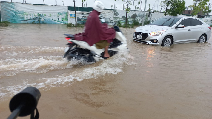Gây ách tắc giao thông và ảnh hưởng đến sinh hoạt của người dân. (Ảnh: Tuổi Trẻ)