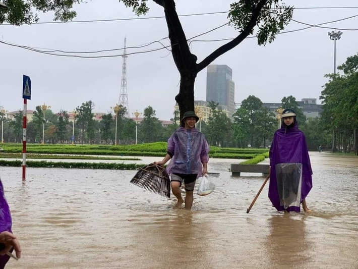 Nhiều người tỏ ra thoải mái và vui vẻ với việc bắt cá trên đường phố. (Ảnh: VTC)