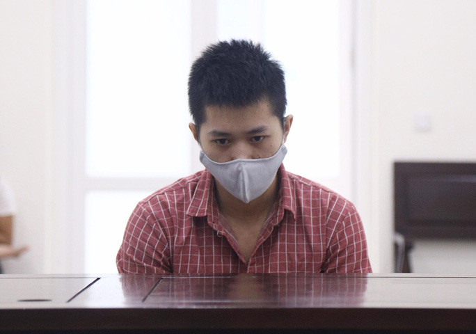 "Cha dượng" 9 lần hiếp dâm con của người tình: Ngày 7/10/2021, TAND TP Hà Nội đã tuyên phạt Phạm Thanh Tùng (SN 1990) 19 năm tù về tội "Hiếp dâm người dưới 16 tuổi". Từ tháng 5/2020 đến ngày 19/1/2021, lợi dụng lúc mẹ đẻ không có nhà, Tùng ép cháu N.H.B. (SN 2009) "quan hệ" với mình. Khi cháu B. không đồng ý, Tùng đe dọa, đánh đập nên bé gái phải làm theo. Cơ quan tố tụng xác định, Phạm Thanh Tùng đã 9 lần thực hiện hành vi hiếp dâm đối với cháu B. tại nhiều địa điểm khác nhau. (Ảnh: D.T)