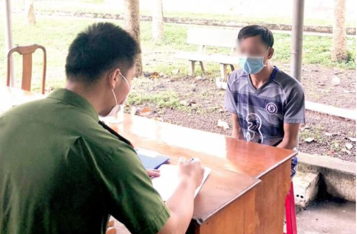 Bố dượng đồi bại nhiều lần xâm hại con riêng của vợ: Ngày 21/11/2021, Cơ quan Cảnh sát điều tra Công an huyện Hớn Quản (tỉnh Bình Phước) đã bắt L.N.D (31 tuổi) về hành vi “Hiếp dâm người dưới 16 tuổi”. L.N.D khai nhận đã nhiều lần quan hệ tình dục với bé gái 13 tuổi (con riêng của vợ) tại phòng ngủ của nhà mình và nhà bà ngoại bé gái. (Ảnh: Công an Nhân dân)