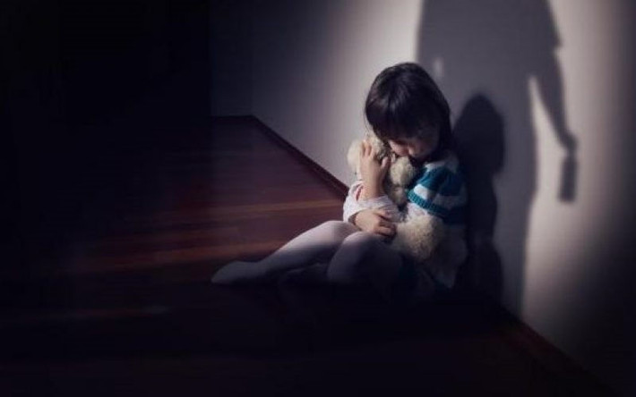 Cha dượng nhiều lần dâm ô, hiếp dâm con gái riêng của vợ: Ngày 23/3/2021, Cơ quan CSĐT Công an huyện Xuyên Mộc (tỉnh Bà Rịa - Vũng Tàu) đã bắt tạm giam Nguyễn Văn Tuấn (52 tuổi) để điều tra về hành vi "Hiếp dâm người dưới 16 tuổi". Từ năm 2012 đến 2016 Tuấn đã nhiều lần dâm ô với cháu A. (SN 2003, con riêng của vợ). Ngày 20/3/2021 vừa qua, do xảy ra mâu thuẫn nên chị H. đã làm đơn tố cáo hành vi của Tuấn đến cơ quan công an. (Ảnh minh hoạ)