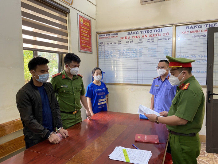 Cha dượng bị cắt 'của quý' vì cưỡng dâm con riêng của vợ: Ngày 28/3/2022, Cơ quan Cảnh sát điều tra Công an huyện Yên Châu, tỉnh Sơn La đã khởi tố và bắt Nguyễn Văn Hoan (SN 1993) về tội "Hiếp dâm người dưới 16 tuổi". Hoan đã nhiều lần cưỡng dâm cháu H.T.R.L (SN 2007), là con riêng của chị H.T.N (36 tuổi - là vợ Hoan) trong khoảng thời gian từ 26/8/2020 đến ngày 19/3/2022.Hoan dọa sẽ đăng ảnh và video nhạy cảm của L. lên mạng xã hội để ép buộc L. cho Hoan quan hệ tình dục khi chị N. vắng nhà. (Ảnh: Minh Phượng)