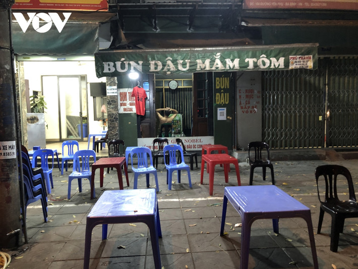 Một hàng ăn kê bàn bàn ghế hóng khách trên phố Yên Phụ.