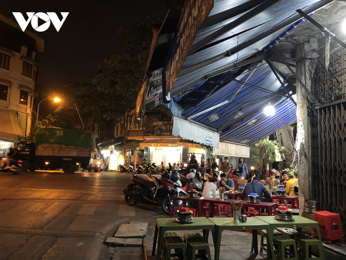 Các quán lẩu nướng trên phố Hồng Phúc- Hàng Đậu, bàn ghế, xe cộ của khách kín vỉa hè, lòng đường.