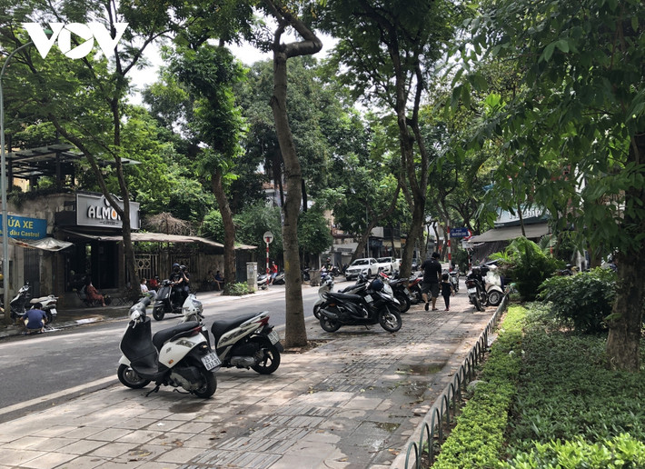 Lối đi tại Vườn hoa Yersin phố Nguyễn Cao bị các quán cà phê mượn làm nơi để xe cho khách.