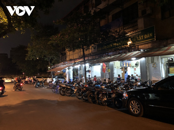 Xe cộ xếp đầy lòng đường tại các quán bia xung quanh Đường Thành, Bát Đàn... Đáng nói các vi phạm diễn ra hàng ngày, hàng giờ nhưng không thấy bóng dáng lực lượng chức năng của các phường sở tại kiểm tra, xử lý.