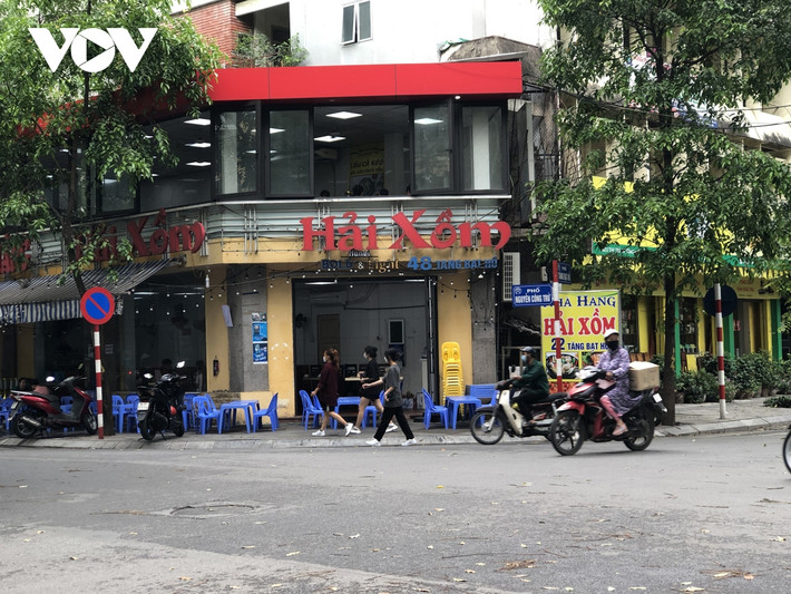 Thời điểm chiều tối, các quán bia lấn trọn vỉa hè kê bàn ghế để phục vụ khách.