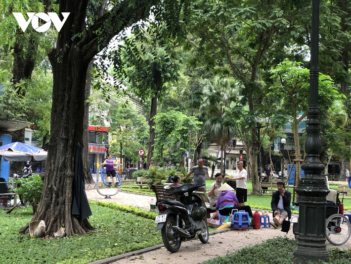 Tại Vườn hoa Pasteur có tới 5 hàng nước bày bàn ghế kê đầy lối đi phục vụ khách đi tập thể dục.