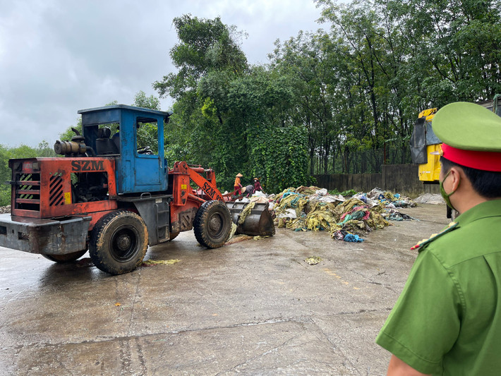 Mới đây (ngày 17/5), Phòng Cảnh sát môi trường Công an tỉnh Thừa Thiên Huế cho biết, đơn vị vừa phối hợp với Công an huyện Phong Điền kiểm tra phát hiện Công ty TNHH 1 thành viên cao su Huy Anh (đóng tại xã Phong Mỹ, huyện Phong Điền) có hành vi đổ, thải, đốt chất thải rắn công nghiệp thông thường trái quy định của pháp luật về bảo vệ môi trường.
