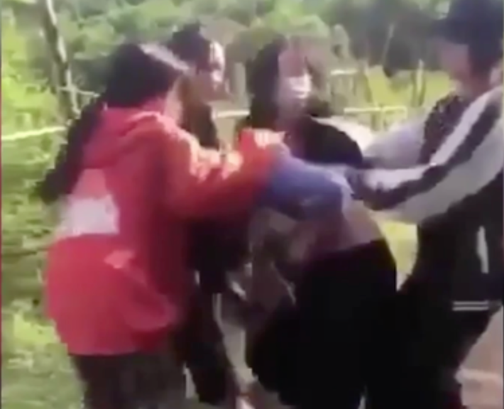 Nữ sinh lớp 7 bị đánh hội đồng, dọa lột đồ giữa đường ở Thanh Hóa: Ngày 3/4/2022, một nữ sinh lớp 7 bị 3 nữ sinh khác dồn vào bụi rậm bên đường và đánh hội đồng, dẫm đạp lên người. Sau khi được can ngăn, nhóm này đã dừng lại và đi ra ngoài đường nhưng khi ra ngoài đường thì lại tiếp tục lao vào đánh, túm tóc và đòi lột đồ nạn nhân ngay giữa đường. Nguyên nhân do mâu thuẫn cá nhân. (Ảnh: Cắt từ clip)
