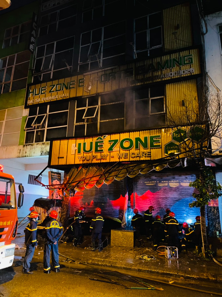 Vào lúc 4h15 ngày 28/5, Phòng Cảnh sát PCCC&CHCN Công an tỉnh Thừa Thiên-Huế nhận được tin báo cháy của người dân tại cơ sở kinh doanh dịch vụ Internet Huế Zone ở số 5A đường Phong Châu, phường Phú Hội, TP Huế. Tại thời điểm này ngọn lửa đã bao trùm tòa nhà, đe dọa tính mạng nhiều người bên trong.