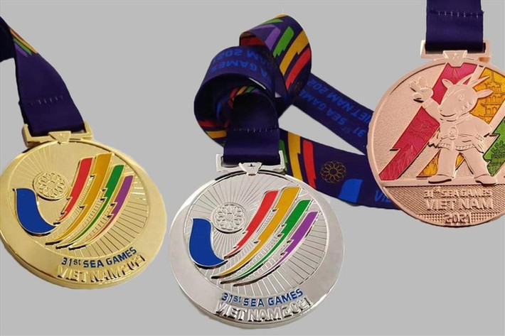 SEA Games 31, Đoàn thể thao Việt Nam thành công ngoài mong đợi: Với 446 huy chương bao gồm (205 HCV, 125 HCB, 116 HCĐ) dẫn đầu bảng tổng sắp. Điều đặc biệt hơn đó là tấm HCV của đội tuyển bóng đá nam U23 Việt Nam sau khi có chiến thắng (1-0) trước đội tuyển Thái Lan. (Nguồn: Lao động Thủ đô)