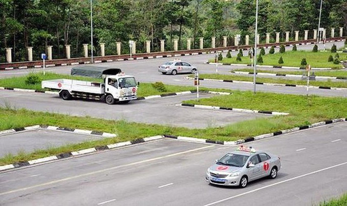 Sử dụng phần mềm mô phỏng tình huống giao thông để sát hạch lái xe: Từ 1/6/2022, các trung tâm sát hạch lái xe sẽ sử dụng phần mềm này để bổ sung vào bài thi sát hạch. Do đó, bên cạnh các nội dung thi lý thuyết, thực hành như hiện nay, thí sinh sẽ sát hạch thêm một số tình huống giao thông trên phần mềm mô phỏng. (Nguồn: ANTD.VN)