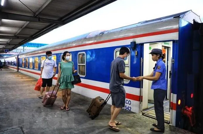 Đường sắt chạy thêm nhiều đôi tàu: Để phục vụ nhu cầu người dân đi du lịch tăng cao trong dịp Hè này, Công ty cổ phần Vận tải đường sắt Hà Nội lên kế hoạc tổ chức chạy thường xuyên nhiều đôi tàu trên các tuyến phía Bắc. (Theo Vietnam+)