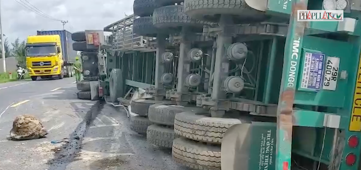 Chiếc xe container hư hỏng phần đầu và thùng bên phải, tài xế và phụ lái bị thương nhẹ. (Ảnh: PLO)