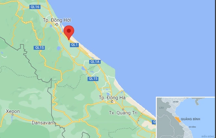 Chiếc xe chở xoài từ Tiền Giang ra Hà Nội, khi đến địa phận trên thì mất lái, lật nghiêng bên vệ đường. (Ảnh: Zingnews)