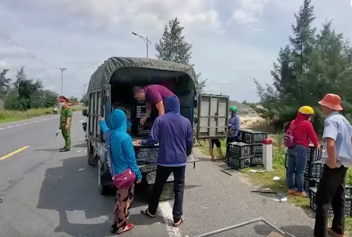 Sau khi nhận được tin báo, Phòng CSGT tỉnh Quảng Bình đã đến hiện trường để thông tuyến đường. (Ảnh: PLO)