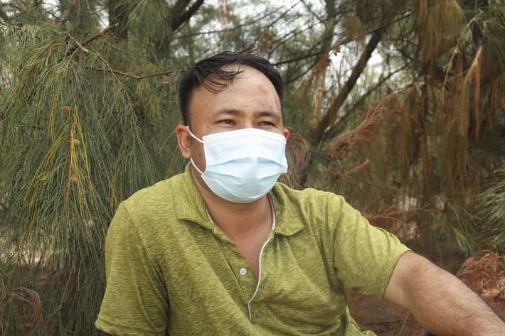 "Trong một phút bất cẩn tôi đã không may gây ra tai nạn. Nhìn số hàng bị tràn ra đường cùng xe hư hỏng, tôi không biết phải làm sao. Nhưng rất may trong chốc lát đã được bà con cùng đội CSGT đến hỗ trợ, thu gom và mua lại một ít số hàng. Thực sự rất biết ơn mọi người", tài xế Tân chia sẻ. (Ảnh: B.H)
